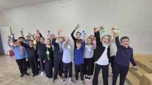 Школьники из Совхозной средней школы сделали подарки для Деда Мороза Школьники из Совхозной средней школы сделали подарки для Деда Мороза