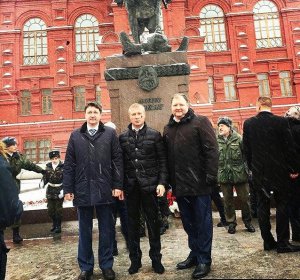 Возложение венков и цветов к могиле неизвестного солдата в Александровском саду