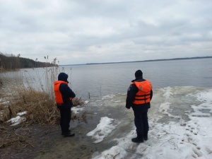 Спасатели ГКУ МО «Мособлпожспас» предупредили жителей Подмосковья об опасностях при выходе на подтаявший лед