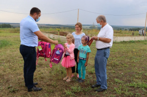 Подарки первоклашкам от губернатора