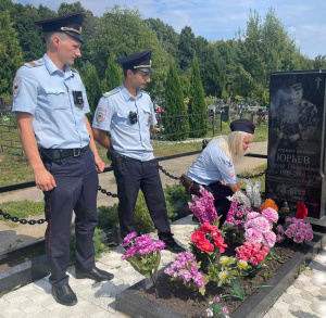 В Серебряных Прудах полицейские почтили память товарища, погибшего при исполнении служебного долга