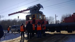 Локомотив протащил автомобиль около 400 метров после столкновения в Серебряных Прудах