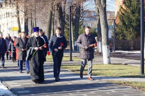 Возложение цветов к Братской могиле