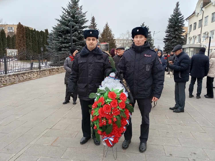 В Серебряных Прудах полицейские почтили память воинов, погибших при освобождении Серебряных Прудов от немецко-фашистских захватчиков.