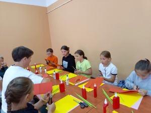 Красивый и интересный мастер - класс прошёл в Подхоженском СДК для детей "Цветы из цветной бумаги"