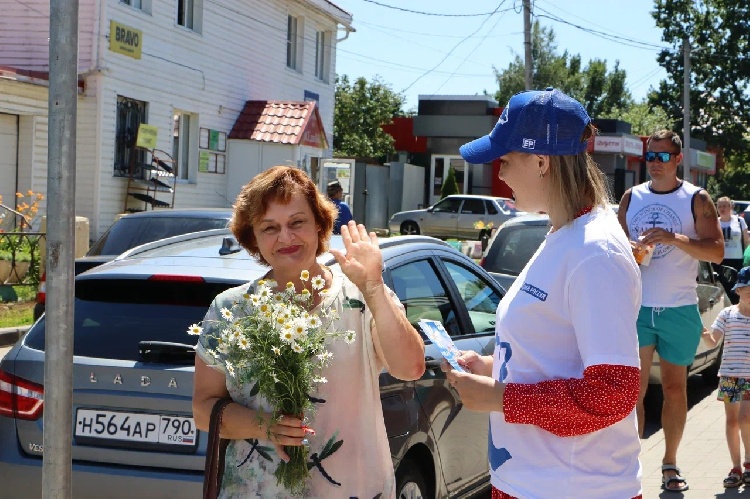 Белоснежные ромашки подарили Серебрянопрудские партийцы супругам в День семьи, любви и верности