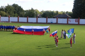 На СК "Молодежный" прошла акция, посвещенная дню флага Российской Федерации "Поднимаем России флаг!" 