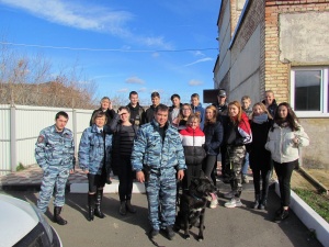 В Серебряных Прудах полицейские провели экскурсию для детей в кинологической службе