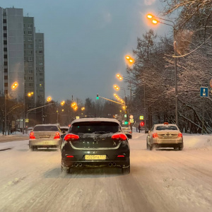 На дорогах Московского региона движение затруднено в связи с обильными осадками в 16 см, выпавшими ночью. 