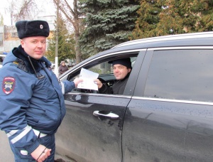 В Серебряных Прудах полицейские провели акцию «Госуслуги. Проще, чем кажется!»