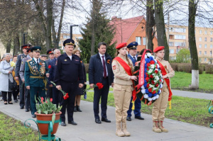 Возложение венков и цветов к Братской могиле воинов, погибших при освобождении Серебряных Прудов от немецко-фашистских захватчиков