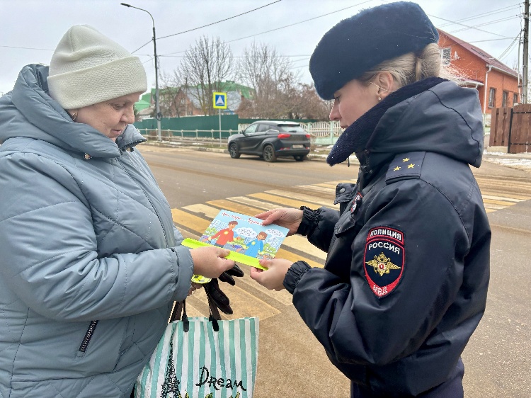 Пешеходам и водителям транспортных средств напомнили о простых, но важных правилах