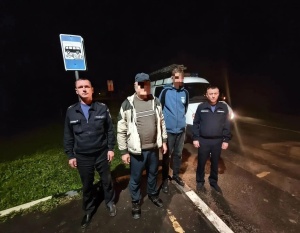 Сотрудники «Мособлпожспас» вывели из леса заблудившуюся семью грибников 
