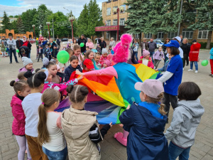 1 июня в День защиты детей площадь у Центрального Дома культуры.