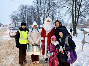 Главные новогодние персонажи напомнили детям и взрослым о соблюдении Правил дорожного движения в зимний период 