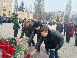 Полицейские в Серебряных Прудах почтили память прославленного земляка