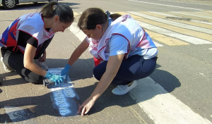 Перед пешеходным переходом в Серебряных Прудах появились предупреждающие надписи.