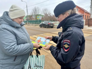 Пешеходам и водителям транспортных средств напомнили о простых, но важных правилах